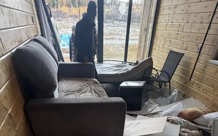 В Туве медведь разгромил туристический домик