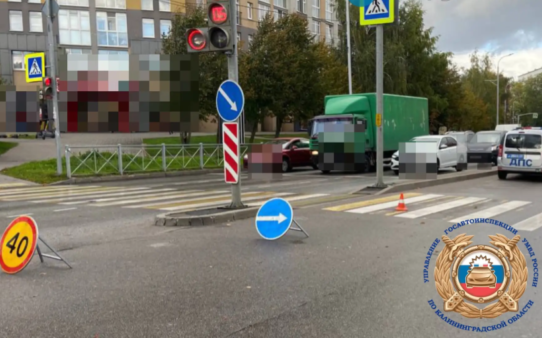 В Калининграде автомобиль сбил женщину-пешехода на регулируемой зебре