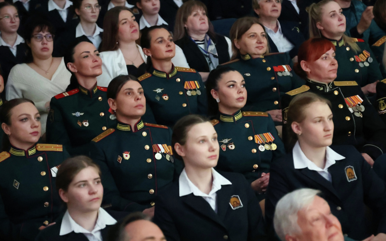 Женщинам-военным в России могут увеличить предельный возраст службы до 50 лет