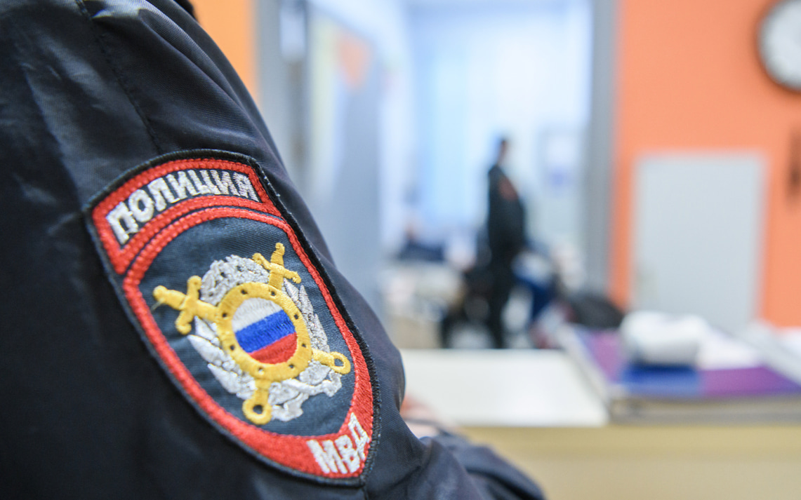 Жительница Махачкалы напала на полицейского и стала фигуранткой дела