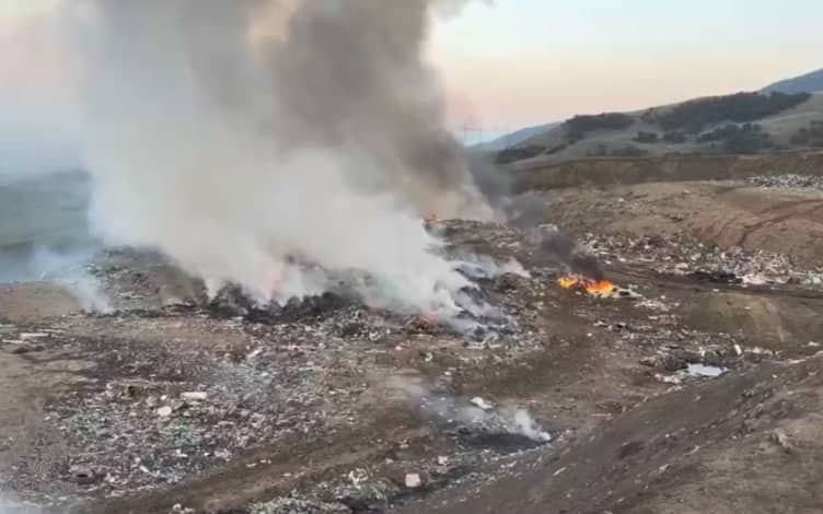 В Махачкале тушат пожар на полигоне ТБО