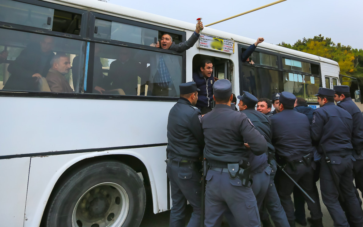 В Баку задержали 37 человек за протесты против школьной формы