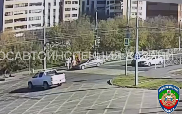 В Казани Mercedes с армянскими номерами сбил двух женщин на пешеходном переходе