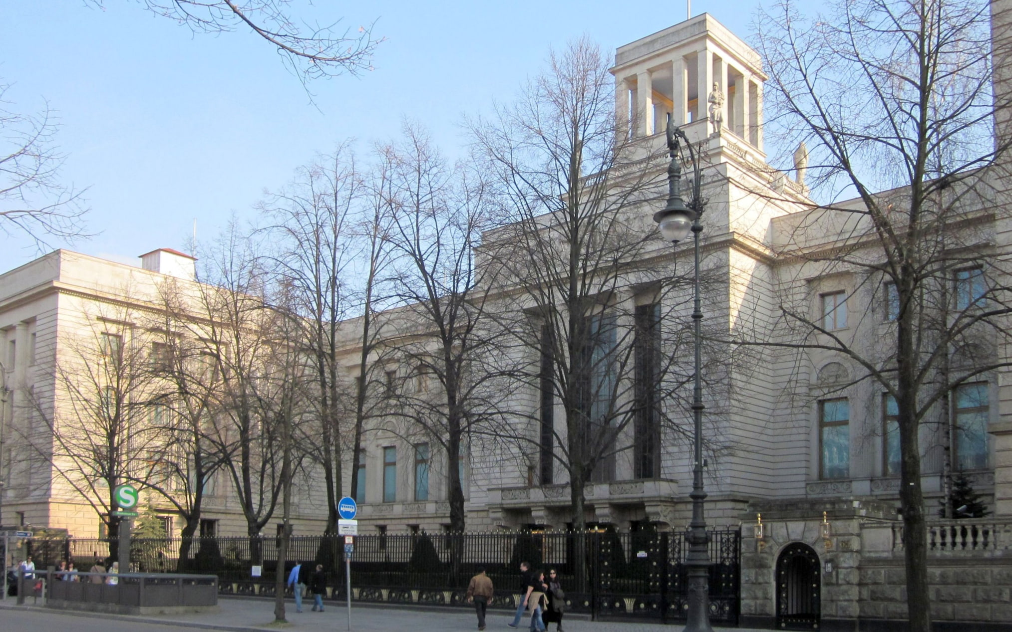 Консул РФ в Берлине рассказала о сроках записи на получение загранпаспорта