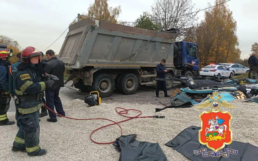 Самосвал с щебнем раздавил машину в Подмосковье, погибли женщина и ребенок