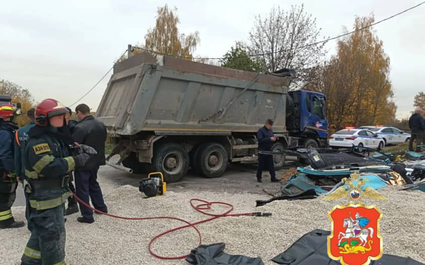 Опубликованы кадры аварии в Домодедово, где"Камаз" раздавил легковушку