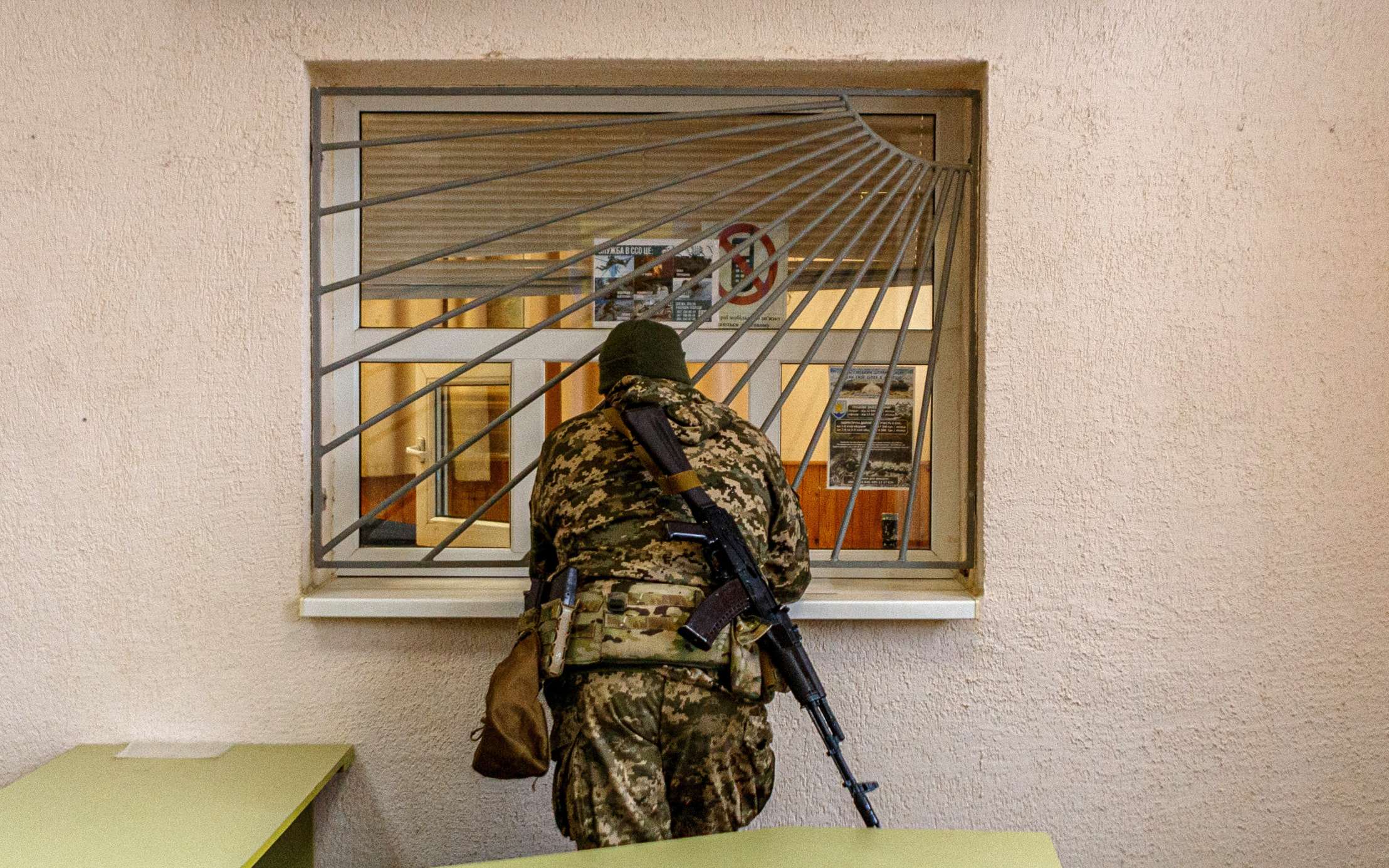 На Украине сотрудники ТЦК проводят мобилизацию в домах и на частной территории