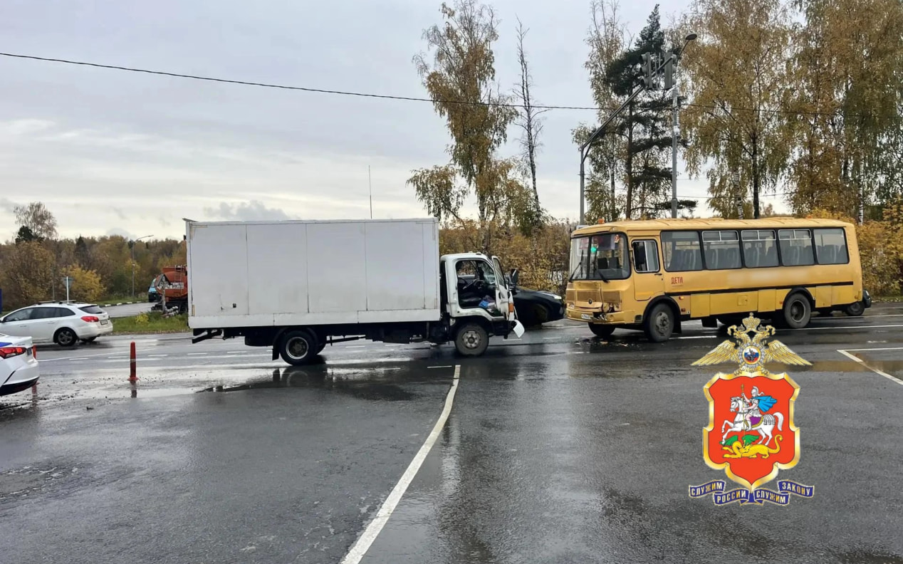 В подмосковном Пушкино грузовик столкнулся с автобусом, в котором ехали дети