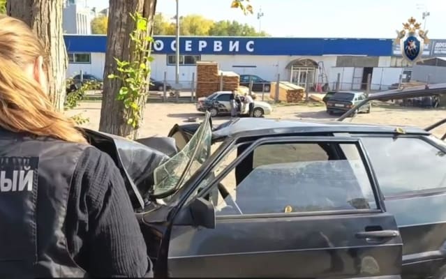Машина с подростками протаранила дерево в Саратове, 5 детей пострадали и 1 погиб