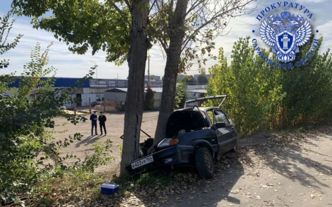 Врачи рассказали о состоянии подростков, врезавшихся в дерево в Саратове