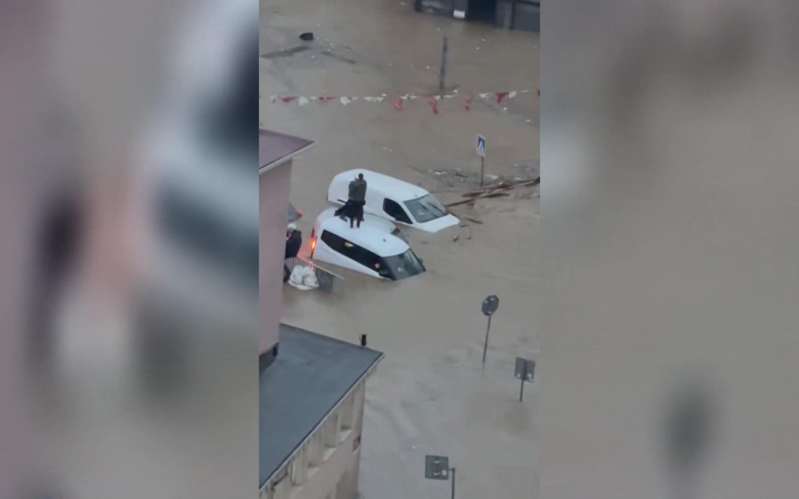 Три человека погибли из-за самых мощных за 84 года дождей в Стамбуле
