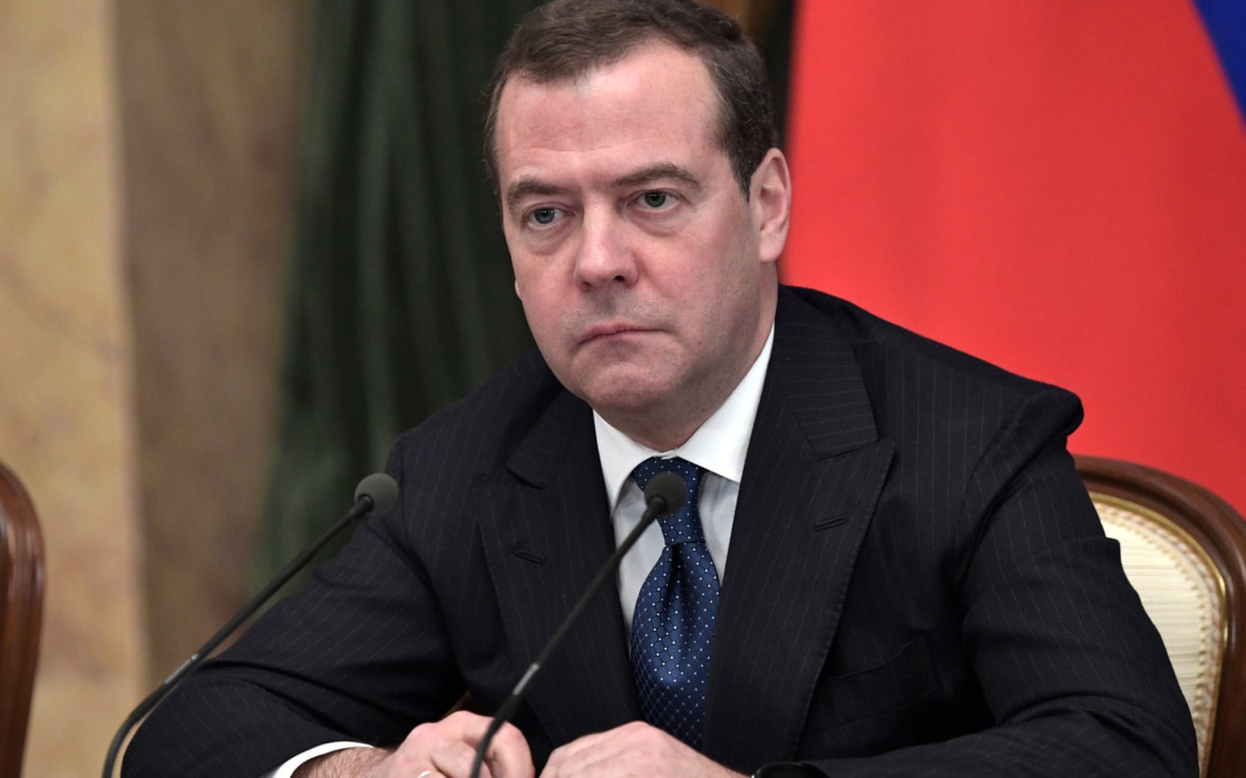 Медведев поручил развивать систему обучения кадров "Единой России"