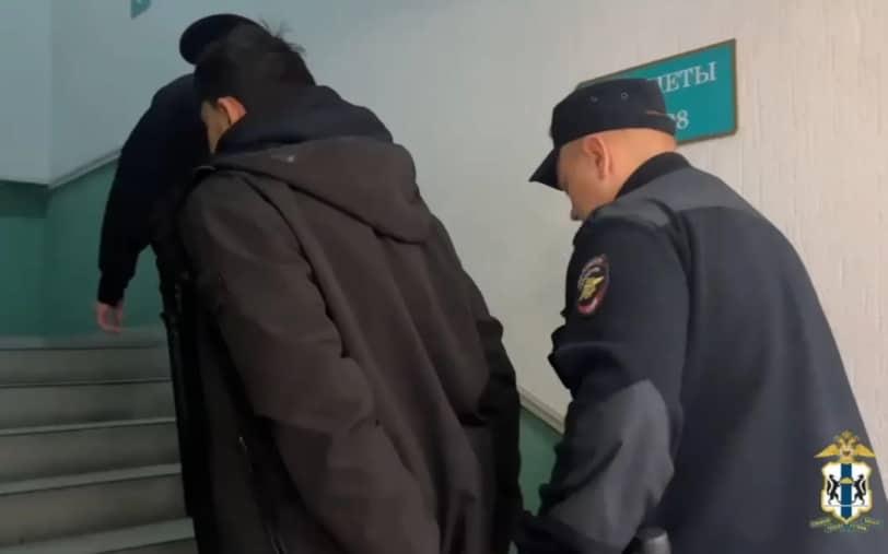 В Новосибирске спортсмен избил мужчину, на которого наехал на парковке