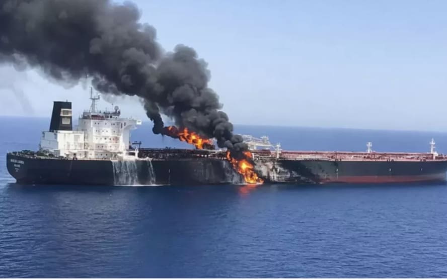 Иран: в Оманском заливе загорелся нефтяной танкер