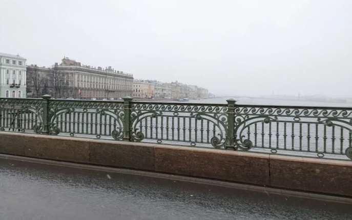 Петербуржцев призвали сократить поездки на личном транспорте на фоне атаки БПЛА