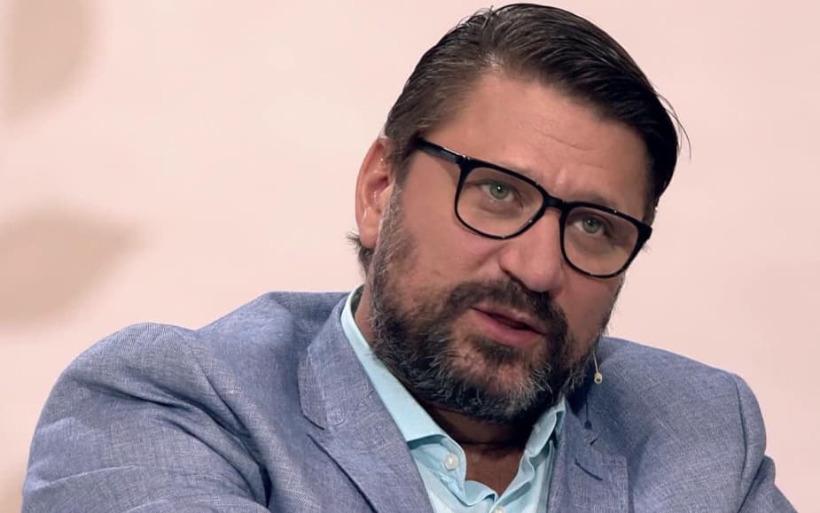 Виктор Логинов рассказал, как часто приходит к памятнику Гене Букину
