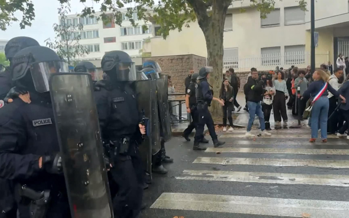 Пожилую пару ограбили в Париже и оставили в белье посреди улицы