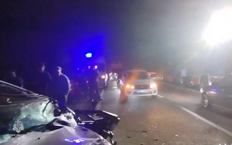 В Дагестане при столкновении трех авто погибли двое, еще четверо пострадали