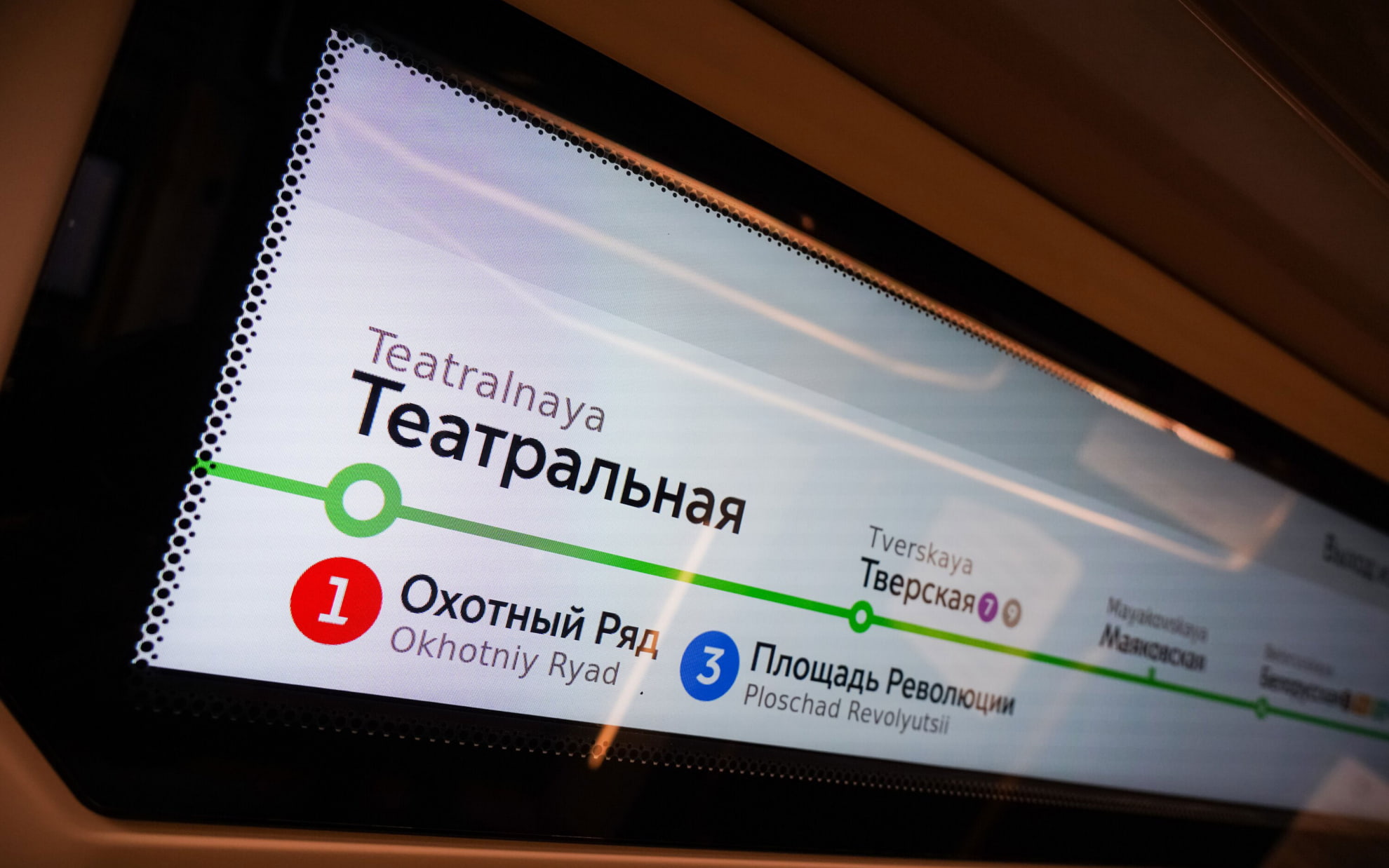 Человек упал на пути на Замоскворецкой линии метро в Москве