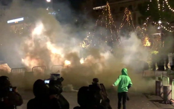 СМИ: протестующие в Албании разгромили отделение полиции