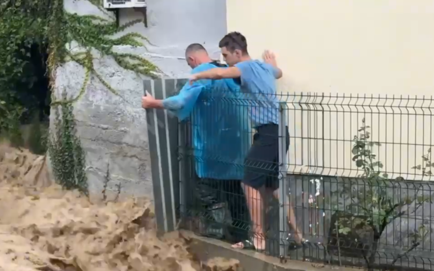 На поселок Кореиз в Крыму обрушились потоки воды с гор, есть подтопления
