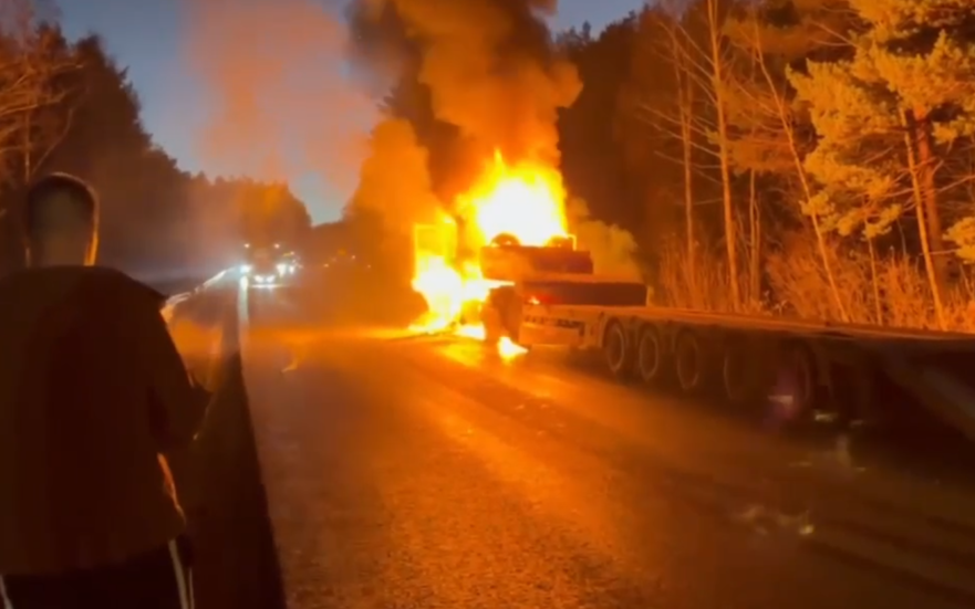 В Челябинской области из-за горящего грузовика полностью перекрыта трасса "Урал"