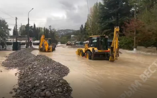 В Ялте затопило троллейбусный парк, спасатели возводят дамбу
