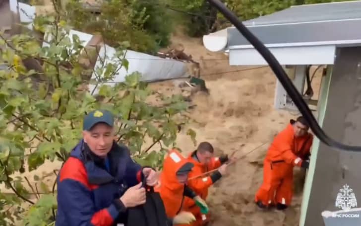 Спасатели через крышу эвакуировали из затопленного дома пожилого жителя Кореиза