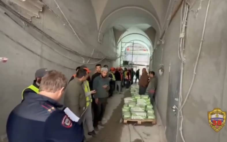 Более 20 нелегальных мигрантов обнаружили на стройках в центре Москвы