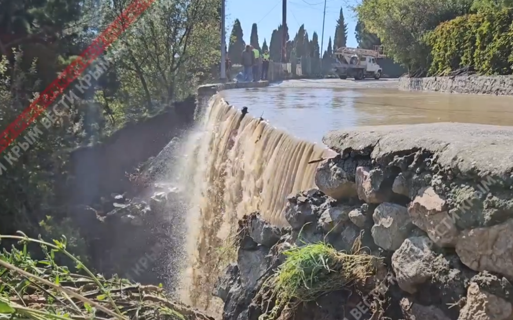 Водопады льются в жилые дворы: появилось видео затопленной крымской Алупки