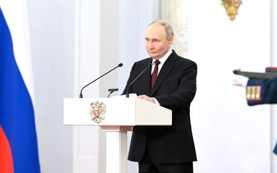 Театр в России жив, заявил Путин
