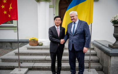 Украинских дипломатов высмеяли за размещение флага КНР в перевернутом виде