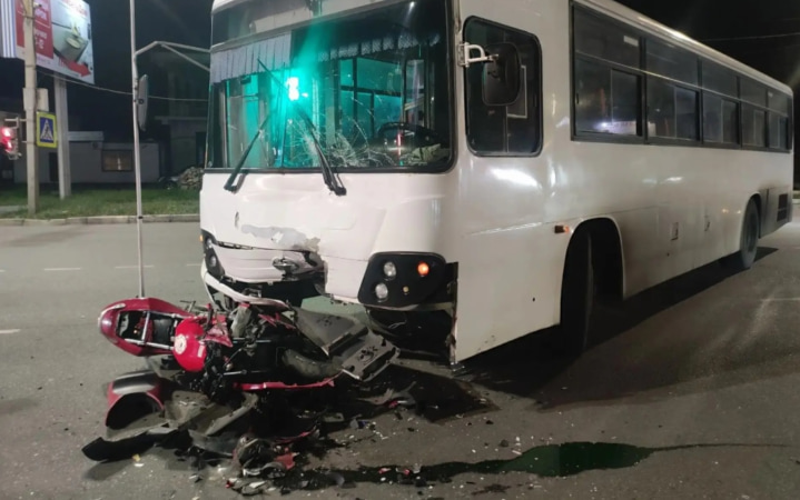 Мотоциклист выжил после столкновения с автобусом в Находке