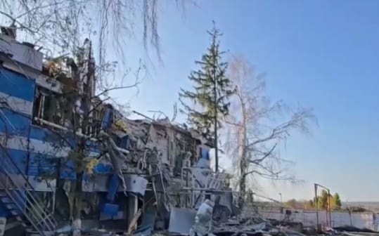 "Били прицельно": ИС "Вести" поделилась кадрами с места прилета по "Лугаком"