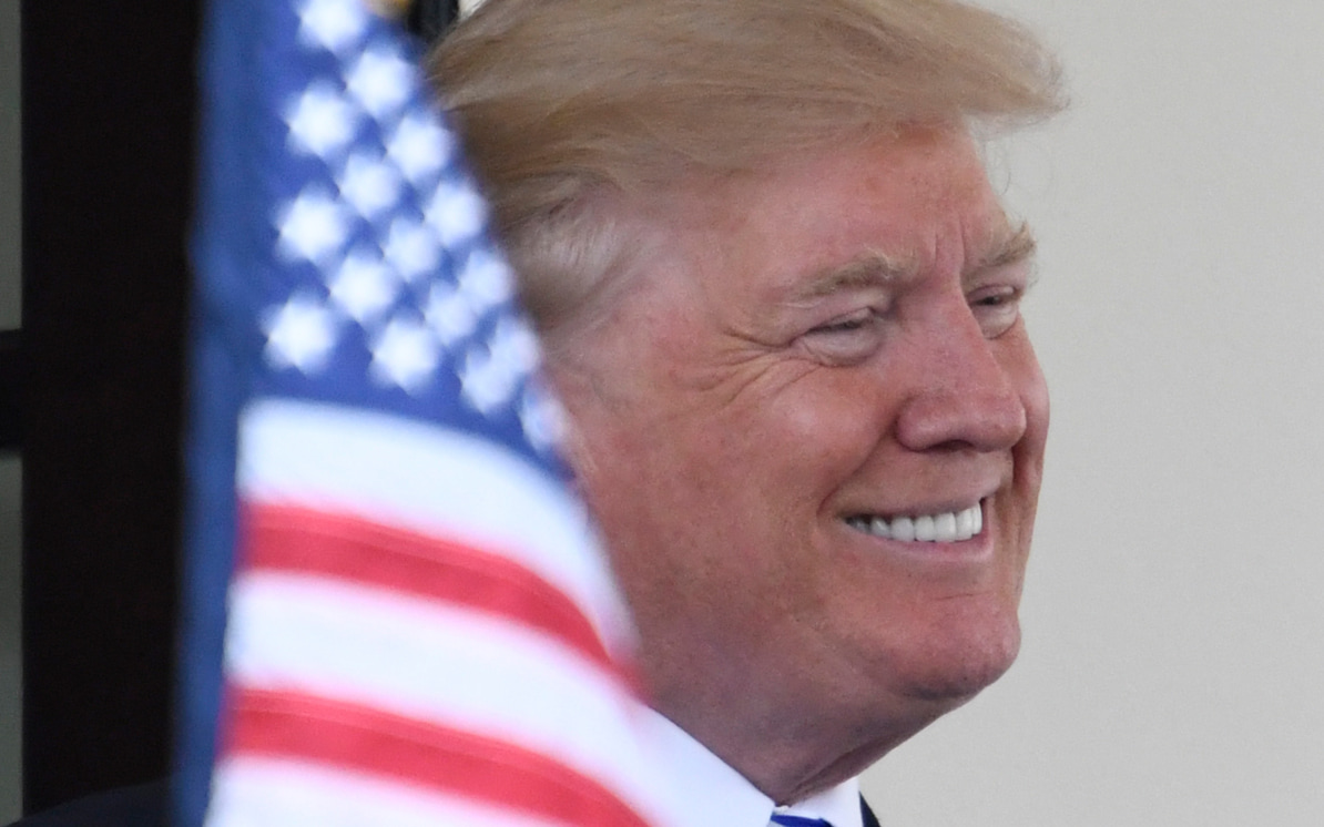 Подарок с подтекстом: Трампу вручили монету с отсылкой к покушениям в 2024 году