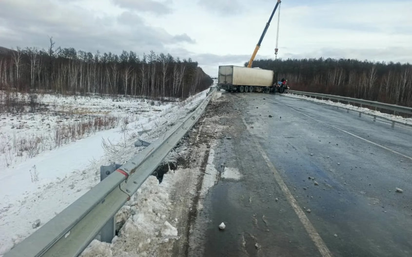 На трассе в Амурской области столкнулись два большегруза, оба водителя погибли