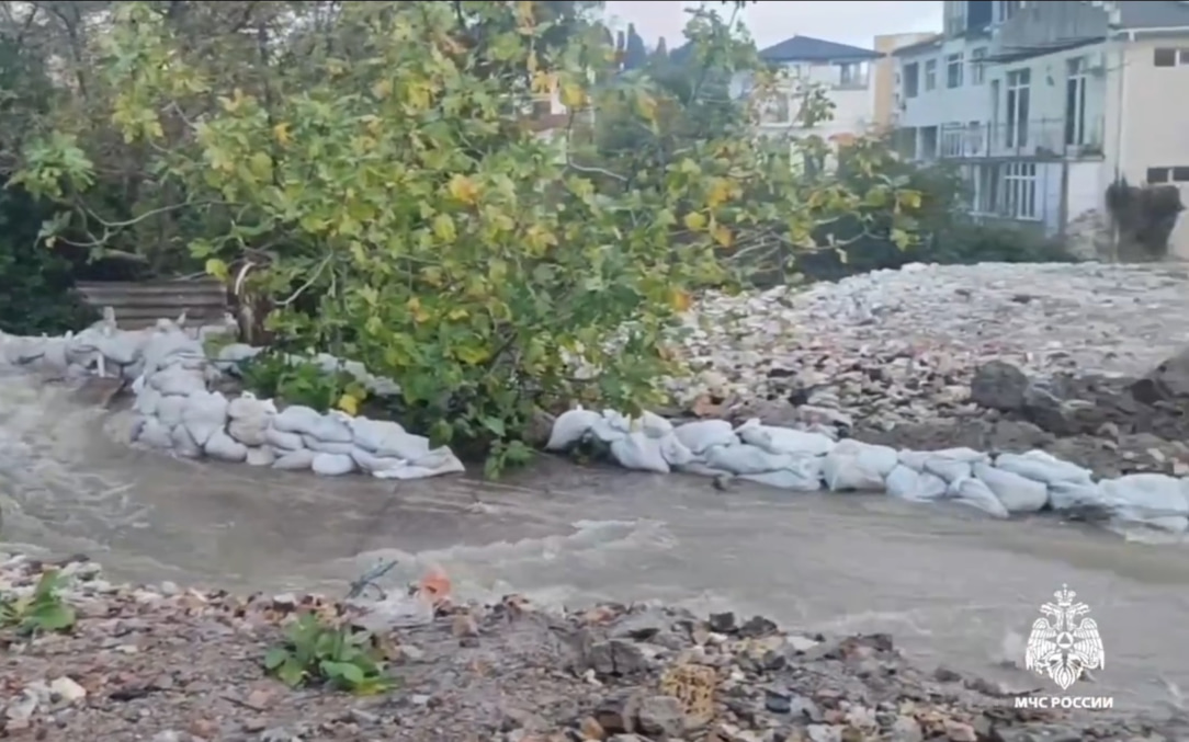 Спасатели отводят воду от жилых домов в Ялте
