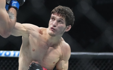 Волкановски победил Евлоева техническим нокаутом и защитил титул UFC