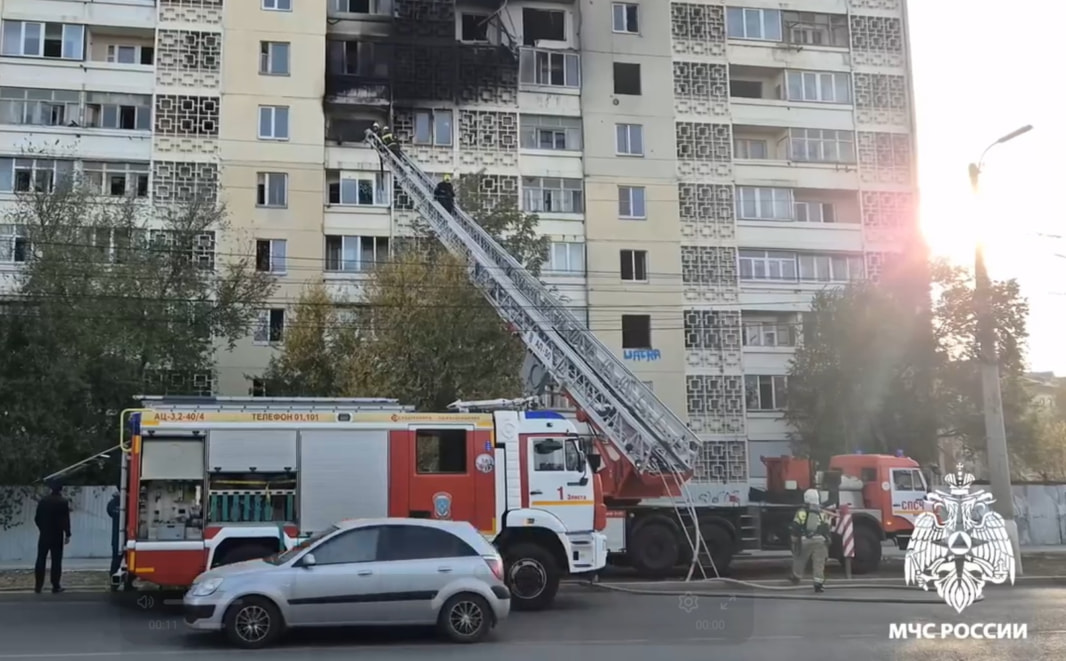 Пожарные ликвидировали возгорание в нежилой многоэтажке в Элисте