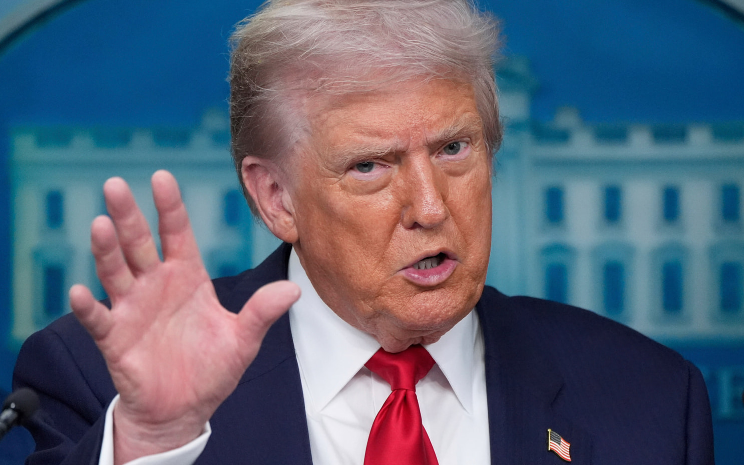 Трамп заявил, что предупреждал Макрона об опасности мигрантов для Франции