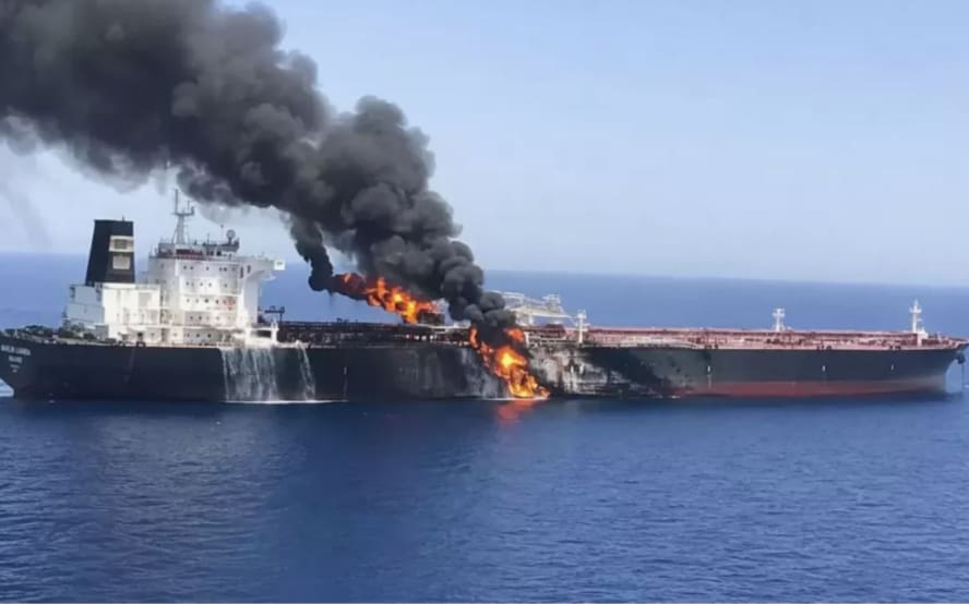 Нефтяной танкер подорвался на мине в Ормузском проливе