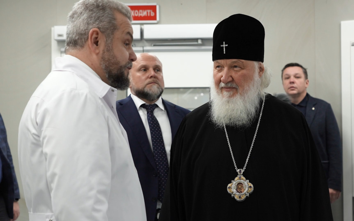 Патриарх Кирилл осмотрел новое отделение травматологии и реабилитации в Москве