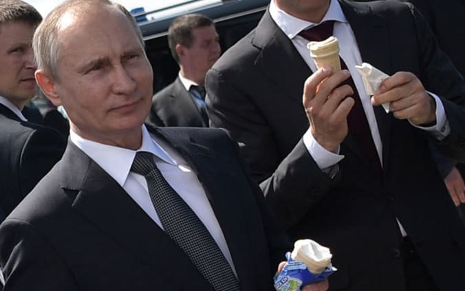 В ходе саммита Россия – Африка Путин взял мороженое со стенда RT