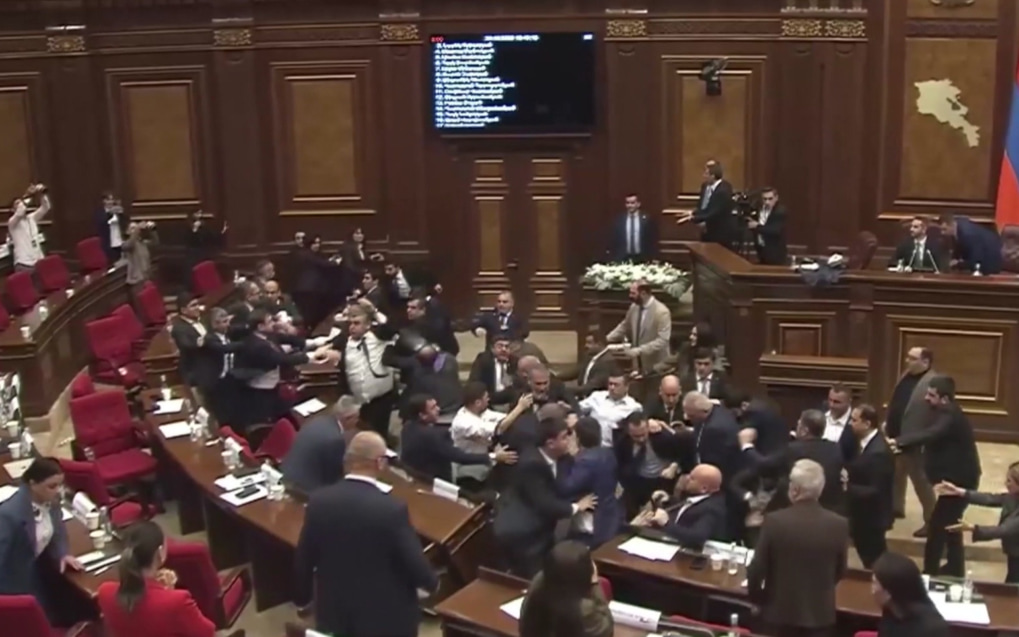 Депутаты армянского парламента подрались в зале заседаний