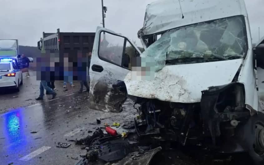 Семь человек пострадали в ДТП с грузовиком и микроавтобусом на Ставрополье