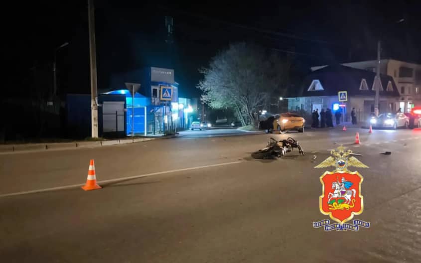 В Чехове автомобиль врезался в питбайк, пострадали двое подростков