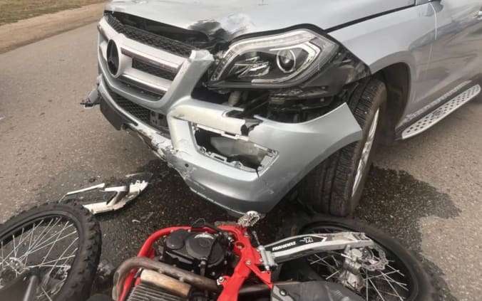 Подростки на питбайке врезались в Mercedes и попали в реанимацию на Ставрополье