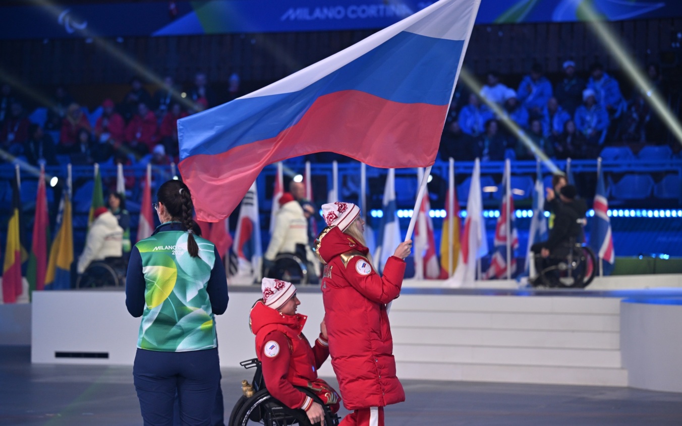 Российские спортсмены участвовали в закрытии Паралимпиады-2026 под флагом России