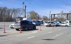 В Омске пьяный водитель сбил насмерть двух мужчин, менявших колесо на трассе