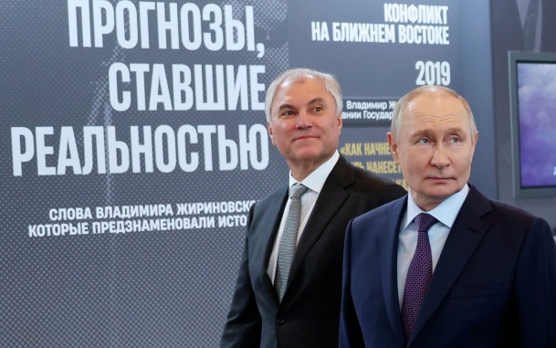 Путину на посвященной Жириновскому выставке показали подарок политику от Каддафи